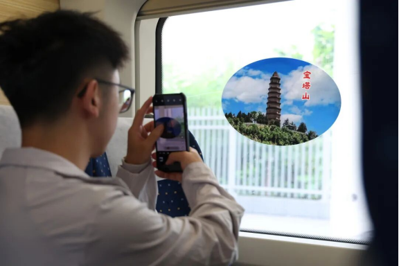“红飘带”从黔北飘到陕北，一张车票把转折与胜利连成一线！跨越时空，看山乡巨变…