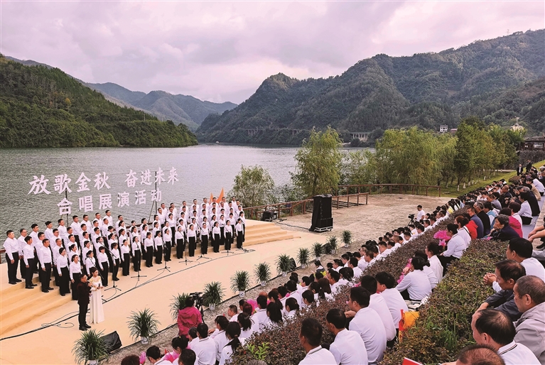 石泉县举办“放歌金秋  奋进未来”合唱展演活动