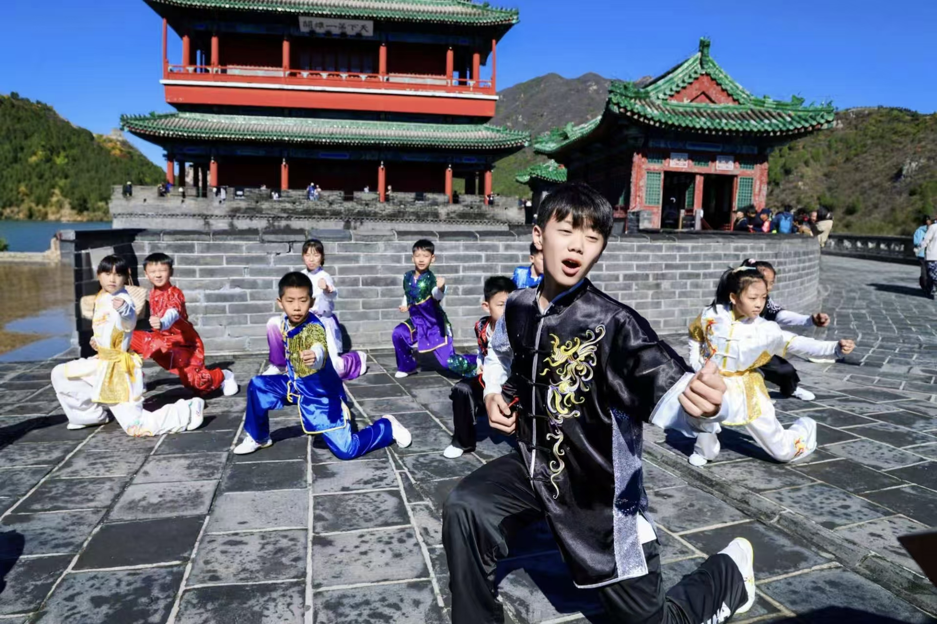 长城之上・习武强国青少年武术展演举办 宝鸡少年雄关展武技