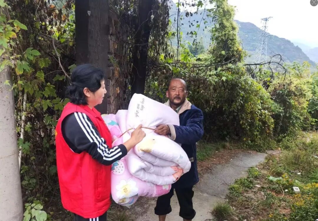 凤县龙口社区：入户走访暖民心 厚被送到老人家